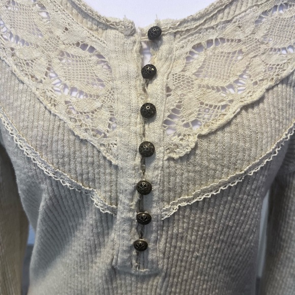 Free People Cream Lace Button Come on Over Stretch Henley Sz Large (Sm/Med) - Picture 3 of 16